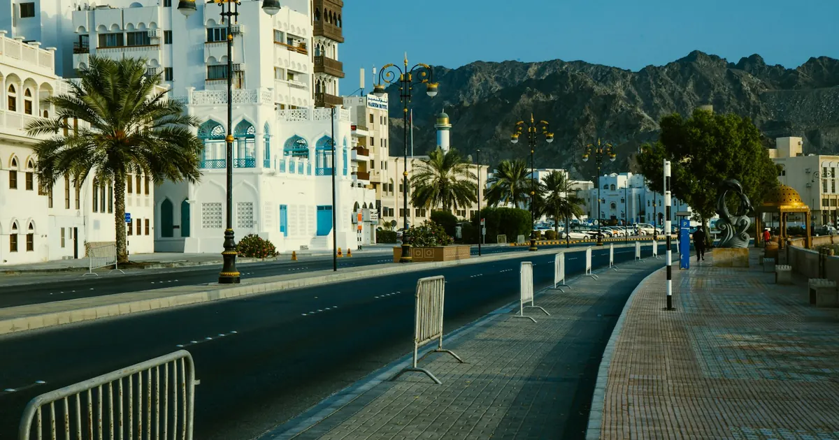دليل مخالفات المرور على السيارات المؤجرة في عُمان: كيف يتعامل معها مكتب التأجير